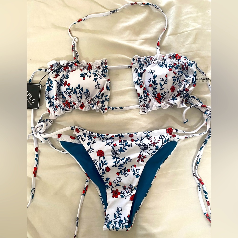 White flower bikini, size small, NWT